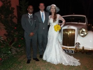 Andréa e Jeferson ao lado do celebrante Alessandro Sabella